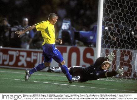 KAHN Oliver Torwart Team Deutschland RONALDO erzielt das 1 :0 gegen Oliver Kahn FIFA Fussball Weltmeisterschaften 2002 in JAPAN KOREA FINALE Finalspiel Deutschland-Brasilien 0 : 2 in Tokyo Fussball Team Deutschland am 30.06.2002 in Tokyo 