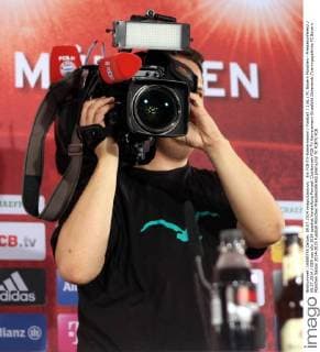 Ein FCB-TV-Kameramann Fussball 1.BL FC Bayern München - Pressekonferenz 09.07.2014