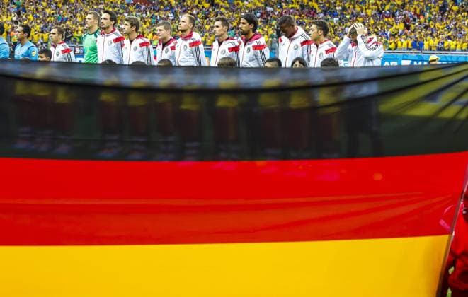 DFB-Team - Philipp Lahm, Manuel Neuer, Mats Hummels, Thomas Müller, Toni Kroos, Benedikt Höwedes, Miroslav Klose, Sami Khedira, Jerome Boateng, Mesut Özil, Bastian Schweinsteiger - Nationalfahne DEUTSCHLAND - - FIFA Fussball WM Weltmeisterschaft Halbfinale am 08.07.2014 im Mineirao Stadion von Belo Horizonte.