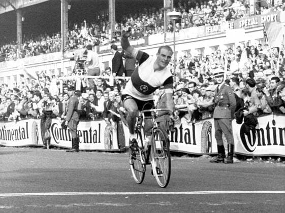 Straßenrad-WM auf dem Nürburgring, Einzelrennen der Profis: Sieger Rudi Altig (BR Deutschland) jubelt