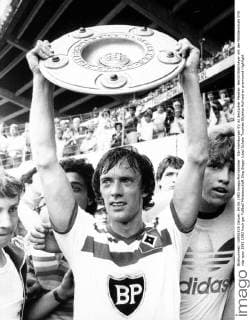 Der Hamburger SV ist deutscher Meister: Bernd Wehmeyer mit der Meisterschale