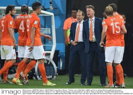 Trainer Louis VAN GAAL (NED) spricht zu seinen Spielern,gibt Anweisungen. Niederlande (NED)-Argentinien (ARG) 2-4 n.E. Halbfinale,Semifinale,4.Runde,Spiel 62, am 09.07.2014 in Sao Paulo. Fussball Weltmeisterschaft 2014