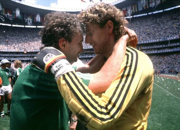 WM 1986. Finale: Deutschland - Argentinien 2:3 29.6.1986 in Mexiko City. Rudi Völler (l.) und Tw. Harald (toni) Schumacher nach dem Schlußpfiff troesten sich gegenseitig HM