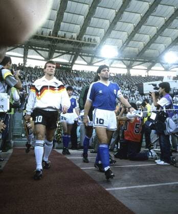 Fussball Weltmeisterschaft 1990: Endspiel Deutschland-Argentinien 1:0 in Rom. Die Mannschaften kommen auf den Platz:Vorne Lothar Matthäus und Diego Armando Maradona HM