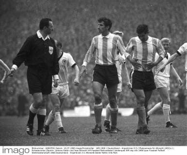 WM 1966 Deutschland - Argentinien 0:0 Platzverweis für Albrecht (ARG)v.l.: Schiedsrichter Zecevic ,Antonio Rattin und Jose Albrecht HM