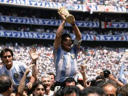 MARADONA Diego ARG Weltmeister 1986 in Mexico FIFA Fussball Weltmeisterschaften 1986 in Mexico Finale 1986 Sieger mit Pokal Copyright by Sportphoto Laci Perenyi 40667 Meerbusch Im Kamp 44 Tel.02132 6266 Fax 02132 6254 Stadtsparkasse Düsseldorf (30050110) Kto.61003810 eMail: laci@sportphoto-perenyi.de 