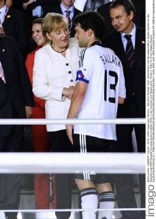 BALLACK Michael Team Deutschland und Bundeskanzlerin Angela Merkel bei der Siegeehrung UEFA Fussball Europameisterschaften 2008 in der Schweiz und Oesterreich. Finale in Wien im Ernst Happel Stadion Deutschland-Spanien 0:1 