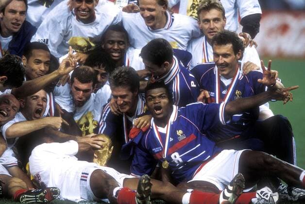 ZIDANE Zinedine Team_Frankreich Weltmeister mit WM_Pokal FIFA Fussball Weltmeisterschaften 1998 in Frankreich FINALE Frankreich_Brasilien Finalspiel Frankreich_Brasilien in Paris Stade de France Fussball Weltmeister Jubel 