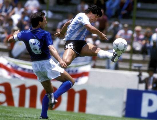 MARADONA Diego Armando Team_ARG Spiel Italien_Argentinien 1_1 Diego Armando Maradona erziehlt hier das 1_1 Tor für Argentinien. FIFA Fussball Weltmeisterschaften 1986 in Mexiko Fussball Aktion 