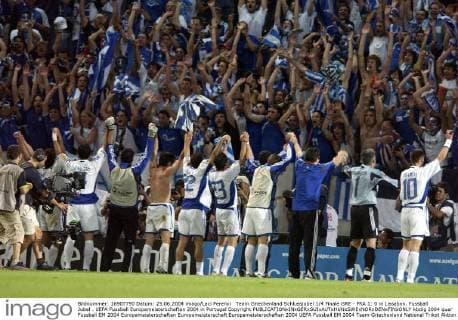 Team Griechenland Schlussjubel 1 4 Finale GRE - FRA 1: 0 in Lissabon. Fussball Jubel . UEFA Fussball Europameisterschaften 2004 in Portugal Copyright 