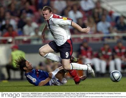 ROONEY Wayne Team England und Bixente LIZARAZU Spiel Nr.4 Englang-Frankreich 1:2 in Lisabon. Fussball Aktion. UEFA Fussball Europameisterschaften 2004 in Portugal Copyright 