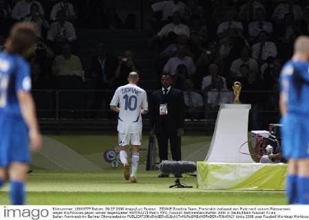 ZIDANE Zinedine Team_Frankreich verlaesst den Platz nach seinem Platzverweis wegen Kopfstosses gegen seinen Gegenspieler MATERAZZI Marco FIFA_Fussball Weltmeisterschaften 2006 in Deutschland Fussball Finale Italien-Frankreich im Berliner Olympiastadion 