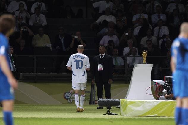 ZIDANE Zinedine Team_Frankreich verlaesst den Platz nach seinem Platzverweis wegen Kopfstosses gegen seinen Gegenspieler MATERAZZI Marco FIFA_Fussball Weltmeisterschaften 2006 in Deutschland Fussball Finale Italien-Frankreich im Berliner Olympiastadion 