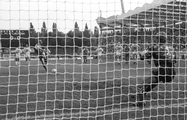 DFB Pokal 2. Hauptrunde: Bayer 04 Leverkusen - 1. FC Kaiserslautern 1:0 12.09.1992. Elfmetertor zum 1:0 durch Martin Kree (LEV). Re: Tw. Gerald Ehrmann (FCK). HM