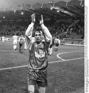 DFB Pokal Achtelfinale: Bayer 04 Leverkusen - Hertha BSC Berlin 1:0 07.11.1992. Der Torschütze des einzigen Tores: Andreas Thom (Lev.) bedankt sich bei den Fans. HM