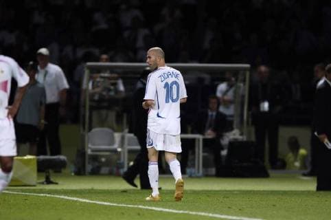 ZIDANE Zinedine Team_Frankreich verlaesst den Platz nach seinem Platzverweis wegen Kopfstosses gegen seinen Gegenspieler MATERAZZI Marco FIFA_Fussball Weltmeisterschaften 2006 in Deutschland Fussball Finale Italien-Frankreich im Berliner Olympiastadion 
