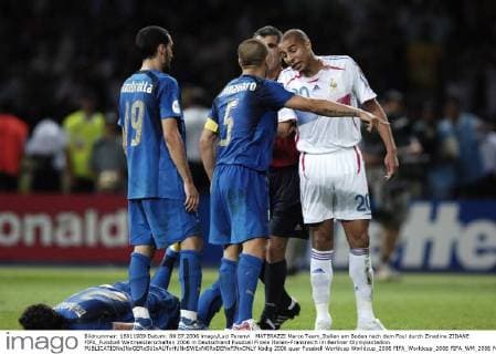 MATERAZZI Marco Team_Italien am Boden nach dem Foul durch Zinedine ZIDANE FIFA_Fussball Weltmeisterschaften 2006 in Deutschland Fussball Finale Italien-Frankreich im Berliner Olympiastadion 