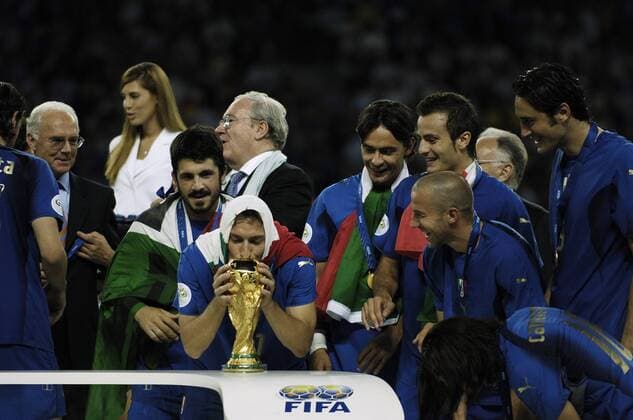 TOTTI Francesco ITA mit dem Pokal FIFA Fussballweltmeisterschaften 2006 in Deutschland Finale Italien - Frankreich 