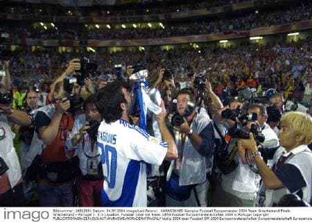 KARAGOUNIS Georgios Fussball Europameister 2004 Team Griechenland Finale Griechenland - Portugal 1: 0 in Lissabon. Fussball Jubel mit Pokal. UEFA Fussball Europameisterschaften 2004 in Portugal Copyright 