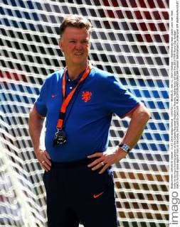 (140711) -- BRASILIA, July 11, 2014 (Xinhua) -- Netherlands head coach Louis van Gaal looks on during a training session at the Estadio Nacional Stadium in Brasilia, Netherlands will play the 2014 FIFA World Cup football match for third place against host on Saturday.(Xinhua Cao Can)(wll) 