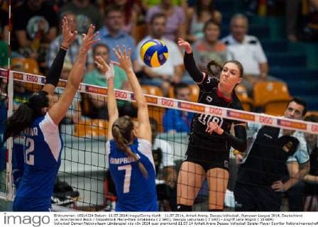 11.07.2014, Anhalt Arena, Dessau Volleyball, European League 2014, Deutschland vs. Griechenland Block Doppelblock Maria-Eleni Artakianou ( 2 GRE), Georgia Lamprousi ( 7 GRE) - Angriff Lena Stigrot ( 10 GER)