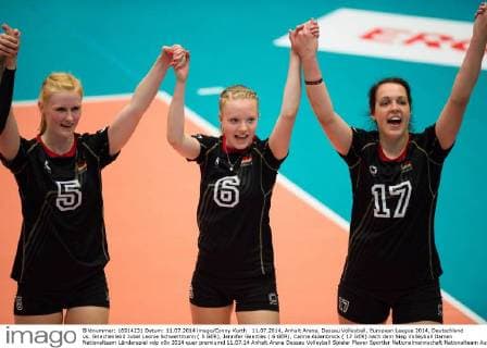 11.07.2014, Anhalt Arena, Dessau Volleyball, European League 2014, Deutschland vs. Griechenland Jubel Leonie Schwertmann ( 5 GER), Jennifer Geerties ( 6 GER), Carina Aulenbrock ( 17 GER) nach dem Sieg