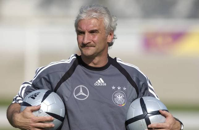 VÖLLER VOELLER Rudi Trainer Portrait Training der Deutschen Nationalmanschaft UEFA Fussball Europameisterschaften 2004 in Portugal. Fussball Training . Copyright 