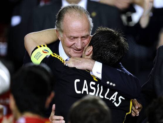 CASILLAS Iker Torwart Team Spanien bei der Siegeehrung mit spanischem Koenig Juan Carlos UEFA Fussball Europameisterschaften 2008 in der Schweiz und Oesterreich. Finale in Wien im Ernst Happel Stadion Deutschland-Spanien 0:1 