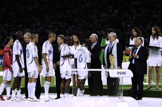 SIEGEEHRUNG_TEAM_FRANKREICH Silbermedaille BECKENBAUER Franz FIFA_Fussball Weltmeisterschaften 2006 in Deutschland Fussball Finale Italien-Frankreich im Berliner Olympiastadion 