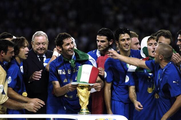 MATERAZZI Marco mit Weltpokal SIEGEEHRUNG_TEAM_ITALIEN_WELTMEISTER FIFA_Fussball Weltmeisterschaften 2006 in Deutschland Fussball Finale Italien-Frankreich im Berliner Olympiastadion 