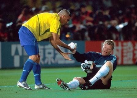 KAHN Oliver Torwart Team_Deutschland und RONALDO FIFA Fussball Weltmeisterschaften 2002 in JAPAN_KOREA FINALE Finalspiel Deutschland_Brasilien in Tokyo Stadion Yokohama Fussball Finale 