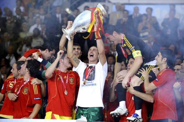 RAMOS Sergio Team Spanien mit dem Europameisterschafts Pokal 2008 UEFA Fussball Europameisterschaften 2008 in der Schweiz und Oesterreich. Finale in Wien im Ernst Happel Stadion Deutschland-Spanien 0:1 