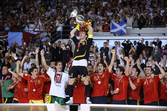 CASILLAS Iker Torwart Team Spanien bei der Siegeehrung mit dem Europameisterschafts Pokal 2008 UEFA Fussball Europameisterschaften 2008 in der Schweiz und Oesterreich. Finale in Wien im Ernst Happel Stadion Deutschland-Spanien 0:1 