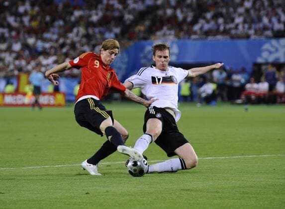 MERTESACKER Per Team Deutschland und TORRES Fernando UEFA Fussball Europameisterschaften 2008 in der Schweiz und Oesterreich. Finale in Wien im Ernst Happel Stadion Deutschland-Spanien 0:1 