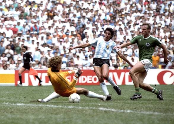 BURRUCHAGA Jorge Luis Team Argentinien erzielt hier das Tor zum 3 : 2 Endstand Torwart SCHUMACHER Harald und BRIEGEL Hans Peter haben das Nachsehen Finale ARGENTINIEN-DEUTSCHLAND am 29.06.1986 in Mexico Stadt im Azteken Stadion 3 : 2 FIFA Fussball Weltmeisterschaften 1986 in Mexico 