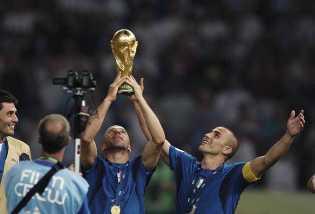 DEL PIERO Alessandro und CANNAVARO Fabio ITA mit dem Pokal FIFA Fussballweltmeisterschaften 2006 in Deutschland Finale Italien - Frankreich 