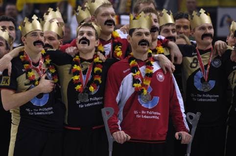 FRITZ Henning Torwart Team Deutschland bei der Hymne von links KLEIN, KRAUS;FRITZ und PREISS WELTMEISTER TEAM_DEUTSCHLAND Handball_Weltmeister_BRD Handball Weltmeisterschaften 2007 in Deutschland Finale BRD-Polen Siegeehrung 