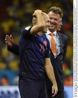 (140712) -- BRASILIA, July 12, 2014 (Xinhua) -- Netherlands coach Louis Van Gaal (R) speaks with Arjen Robben during the medal ceremony after the third place play-off match between Brazil and Netherlands of 2014 FIFA World Cup at the Estadio Nacional Stadium in Brasilia, Brazil, on July 12, 2014. Netherlands won 3-0 over Brazil and took the third place of the tournament on Saturday.(Xinhua Yang Lei)(rh) (SP)BRAZIL-BRASILIA-WORLD CUP 2014-THIRD PLACE-BRAZIL VS NETHERLANDS 