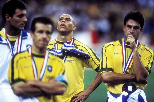 RONALDO Team Braszil niedergeschlagen und enttaeuscht bei der Siegeehrung FIFA Fussball Weltmeisterschaften 1998 in Frankreich FINALE Frankreich-Brasilien Finalspiel Frankreich-Brasilien in Paris Stade de France Fussball am 12 Juli 1998 