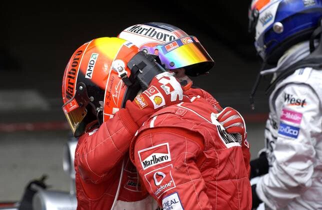 SCHUMACHER Michael Team Scuderia Ferrari Sieger Michael Schumacher mit Rubens Barrichello der seinen Freund troestet wegen verstorbener Mutter am Vortag Grand Prix Formel 1 Grosser Preis von San Marino 2003 in Imola am 20. April 2003 