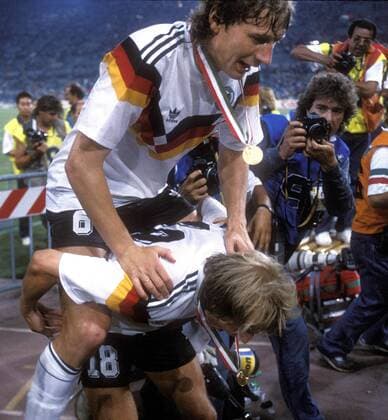 KLINSMANN Juergen und BUCHWALD Guido FIFA Fussball Weltmeisterschaften 1990 in Italien Finale Deutschland-Argentinien 1 : 0 am 08.07.1990 im Stadio Olimpico Rom 