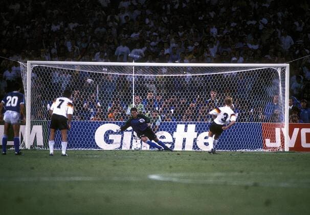 BREHME Andreas erzielt das 1 : 0 durch einen Strafstoss FIFA Fussball Weltmeisterschaften 1990 in Italien Finale Deutschland-Argentinien 1 : 0 am 08.07.1990 im Stadio Olimpico Rom 