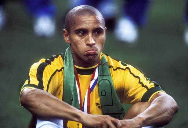 WM 1998, Frankreich wird Weltmeister mit einem 3:0 gegen Brasilien ROBERTO CARLOS Team Braszil niedergeschlagen und enttaeuscht bei der Siegeehrung FIFA Fussball Weltmeisterschaften 1998 in Frankreich FINALE Frankreich-Brasilien Finalspiel Frankreich-Brasilien in Paris Stade de France Fussball am 12 Juli 1998 