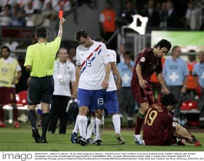 OOIJER Andre Team_Holland wird durch Schiedsrichter IVANOV Valentin des Platzes Verwiesen rote_Karte Achtelfinale Portugal-Holland in NUERNBERG FIFA_Fussball Weltmeisterschaften 2006 in Deutschland Fussball Spiel NR_52 Achtelfinale Portugal_Holland 