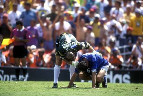 BARESI Franco Team Italien verschiesst 11m bekommt Trost von Torwart TAFFAREL FIFA Fussball Weltmeisterschaften 1994 in USA Finale ITALIEN-BRASILIEN in Los Angeles Fussball am 17. Juli 1994 in Los Angeles 