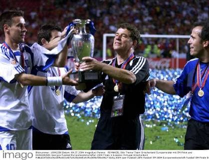 REHHAGEL Otto Trainer Team Griechenland Europameister mit EM-Pokal und KARAGOUNIS Georgios Fussball Europameisterschaften 2004 Finale in Lissabon Portugal-Griechenland 