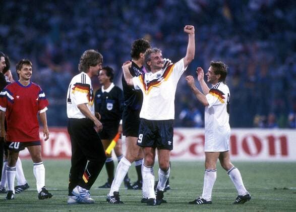 VÖLLER VOELLER Rudi jubelt nach dem Sieg rechts Haessler Thomas FIFA Fussball Weltmeisterschaften 1990 in Italien Finale Deutschland-Argentinien 1 : 0 am 08.07.1990 im Stadio Olimpico Rom 