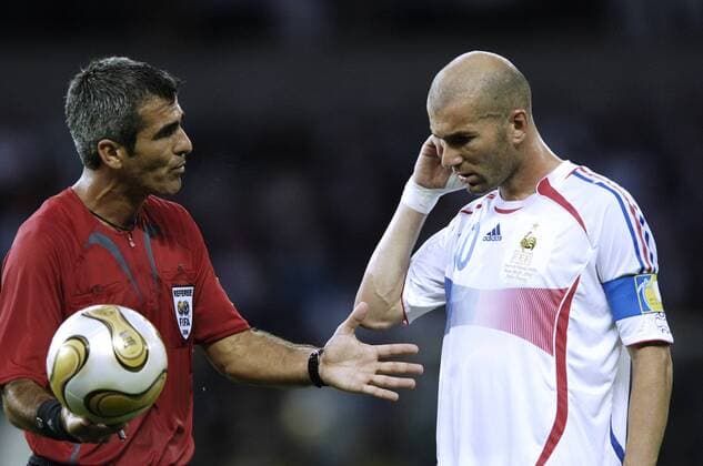 ZIDANE Zinedine Team_Frankreich und Schiedsrichter ELIZONDO Horacio FIFA_Fussball Weltmeisterschaften 2006 in Deutschland Fussball Finale Italien-Frankreich im Berliner Olympiastadion 