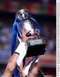 EUROPAMEISTERSCHAFTS POKAL Griechenland Europameister mit EM-Pokal Fussball Europameisterschaften 2004 Finale in Lissabon Portugal-Griechenland 