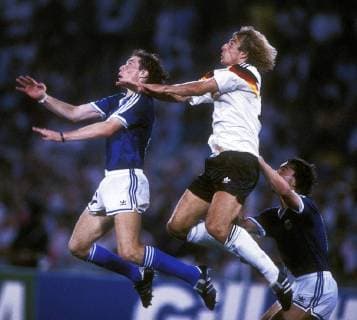 KLINSMANN Juergen und SENSINI Roberto FIFA Fussball Weltmeisterschaften 1990 in Italien Finale Deutschland-Argentinien 1 : 0 am 08.07.1990 im Stadio Olimpico Rom 